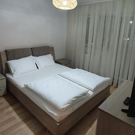 Rebecca Sweet Apartment Орадя Экстерьер фото