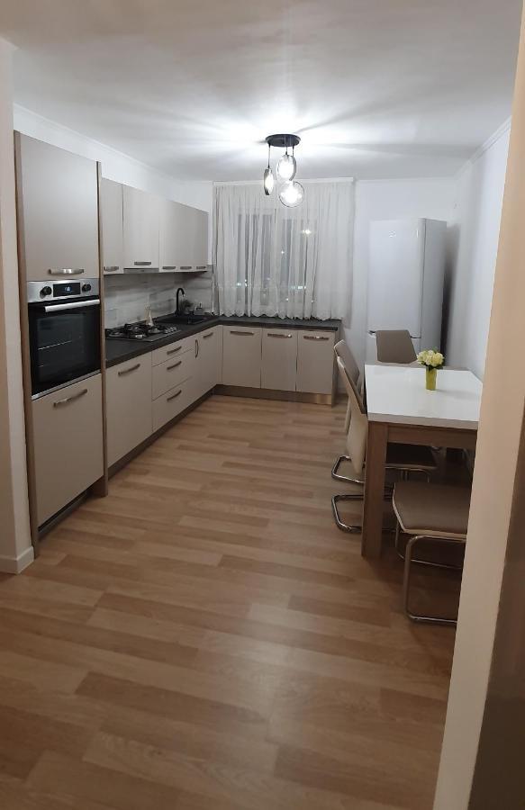 Rebecca Sweet Apartment Орадя Экстерьер фото